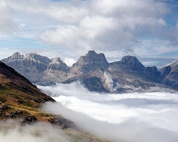 Paisaje de altas montañas y nubes